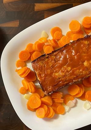 Une photo de Meatloaf et sauce aux canneberges