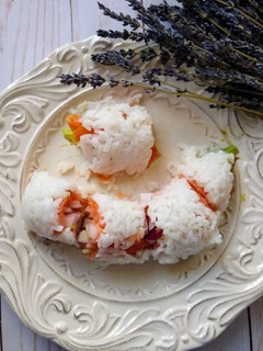 【清冰箱料理】煙燻鮭魚酪梨飯卷 的食譜成品照片