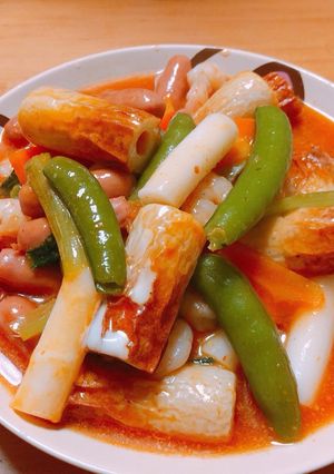 Hình của món Tokbokki thập cẩm phiên bản nhật.
