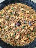 Lentejas con secreto y setas en paella