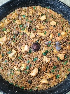 Una foto de Lentejas con secreto y setas en paella
