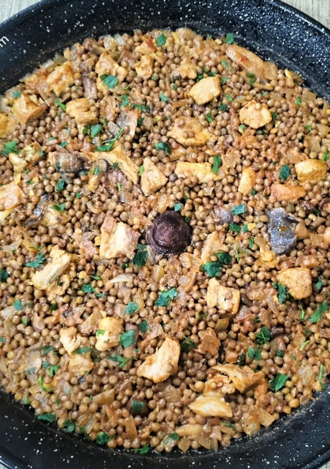 Una foto de Lentejas con secreto y setas en paella