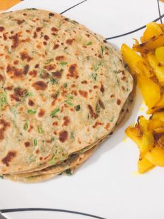 लहसूनी पालक परांठे (Lasuni Palak Parathe Recipe In Marathi) रेसिपी चे मुख्य फोटो