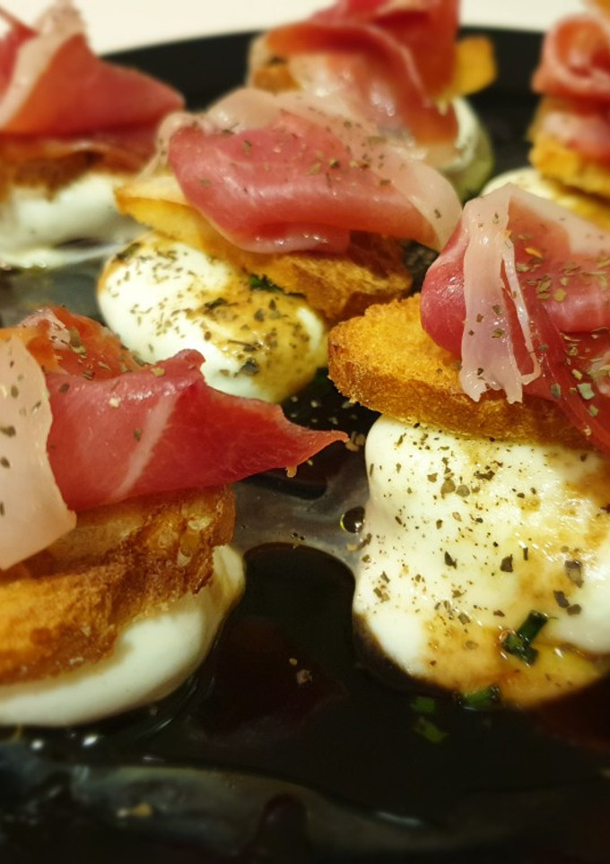 Una foto de Canapé de higos, mozzarella y jamón