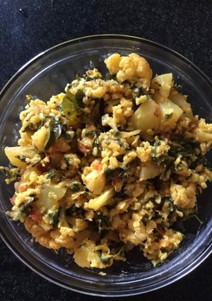 A picture of Mixed Veg Leafy Dal Curry.