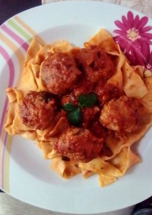 Paradicsomos húsgombócok házi tésztával recept fotója