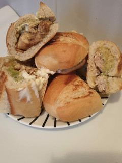 Una foto de Mini bocaditos de tortillas de atún y aguacate tostados