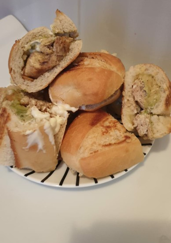 Una foto de Mini bocaditos de tortillas de atún y aguacate tostados
