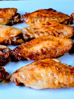 Una foto de Alitas de pollo pinceladas con miel