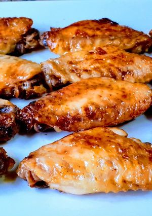 Una foto de Alitas de pollo pinceladas con miel