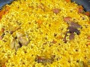 Una foto de arroz con embutidos