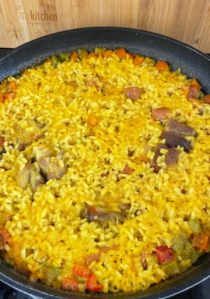 Una foto de Arroz seco de costilla, salchichas y pimientos