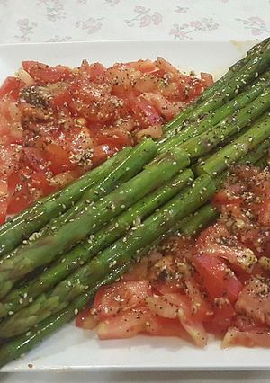 Una foto de Espárragos con tomates y semillas