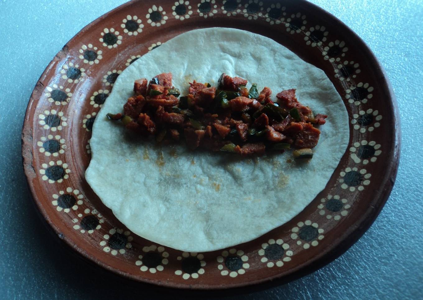 Tacos de salchicha, chorizo de los ex jochos con poblano