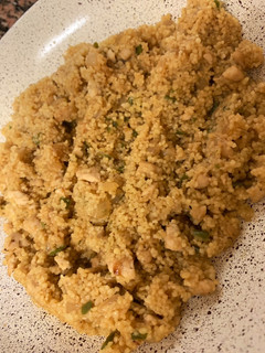 Una foto de Cous cous de pollo y verduras con soja