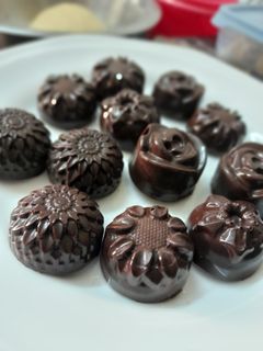 મિલ્ક ચોકલેટ (Milk Chocolate Recipe In Gujarati) રેસીપી મુખ્ય ફોટો
