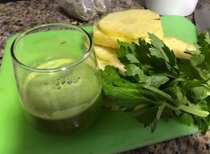 Una foto de Bebidas de apio y piña