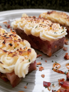 Una foto de Lingote de pies de cerdo con cebolla caramelizada y puré