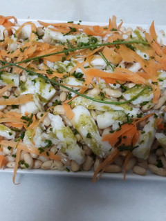 Una foto de Ensalada de pochas con lascas de Bacalao