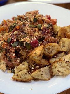 Zöldséges köleses csirke pirított magvakkal és fokhagymás krutonnal recept fotója