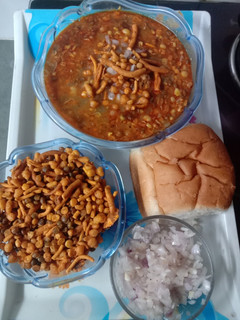 મિસળ પાવ (Misal Paav Recipe In Gujarati) રેસીપી મુખ્ય ફોટો