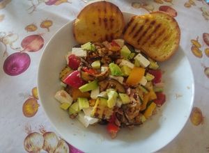 Foto di "Insalata" di verdure grigliate, avocado, tonno & feta