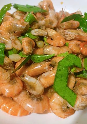 Hình của món Tôm đồng rang lá chanh.