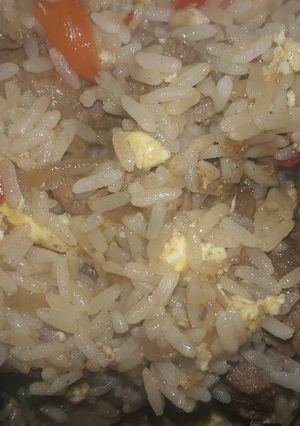 Una foto de Arroz salteado con carne y verduras!