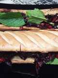 Baguete Viena de Secreto Ibérico al Pedro Ximénez con Verduritas a la Soja con Hierbabuena