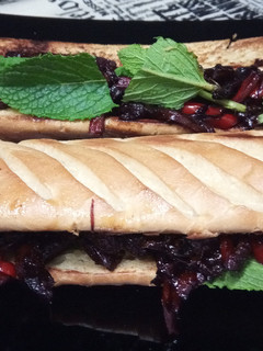 Una foto de Baguete Viena de Secreto Ibérico al Pedro Ximénez con Verduritas a la Soja con Hierbabuena