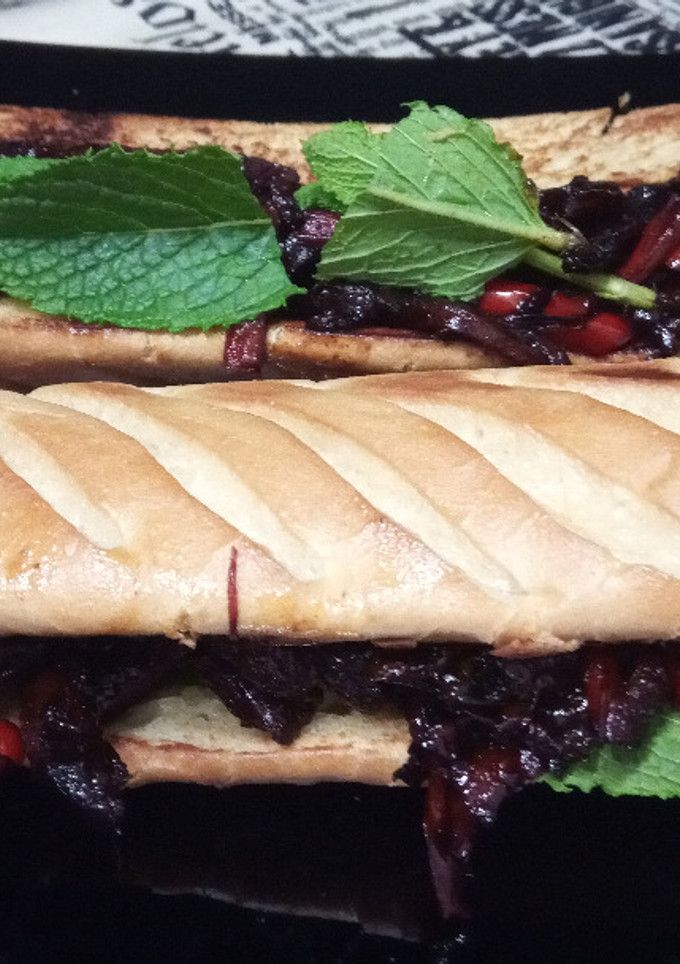 Una foto de Baguete Viena de Secreto Ibérico al Pedro Ximénez con Verduritas a la Soja con Hierbabuena