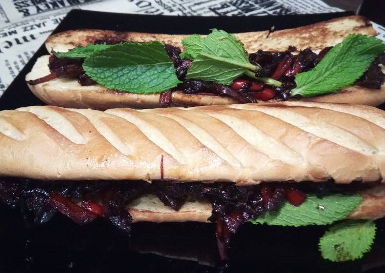 Baguete Viena de Secreto Ibérico al Pedro Ximénez con Verduritas a la Soja con Hierbabuena