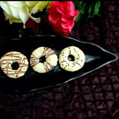 A picture of White chocolate donuts.