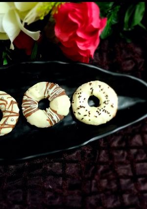 A picture of White chocolate donuts.
