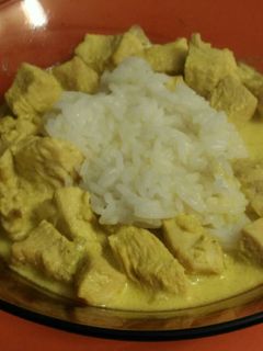 Una foto de Pollo al curry rápido