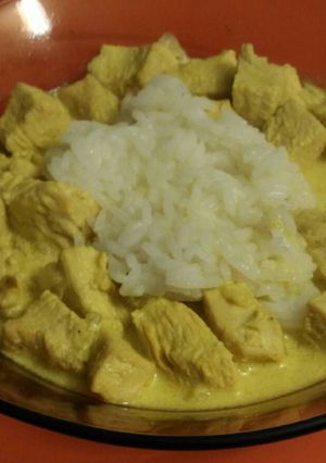 Una foto de Pollo al curry rápido