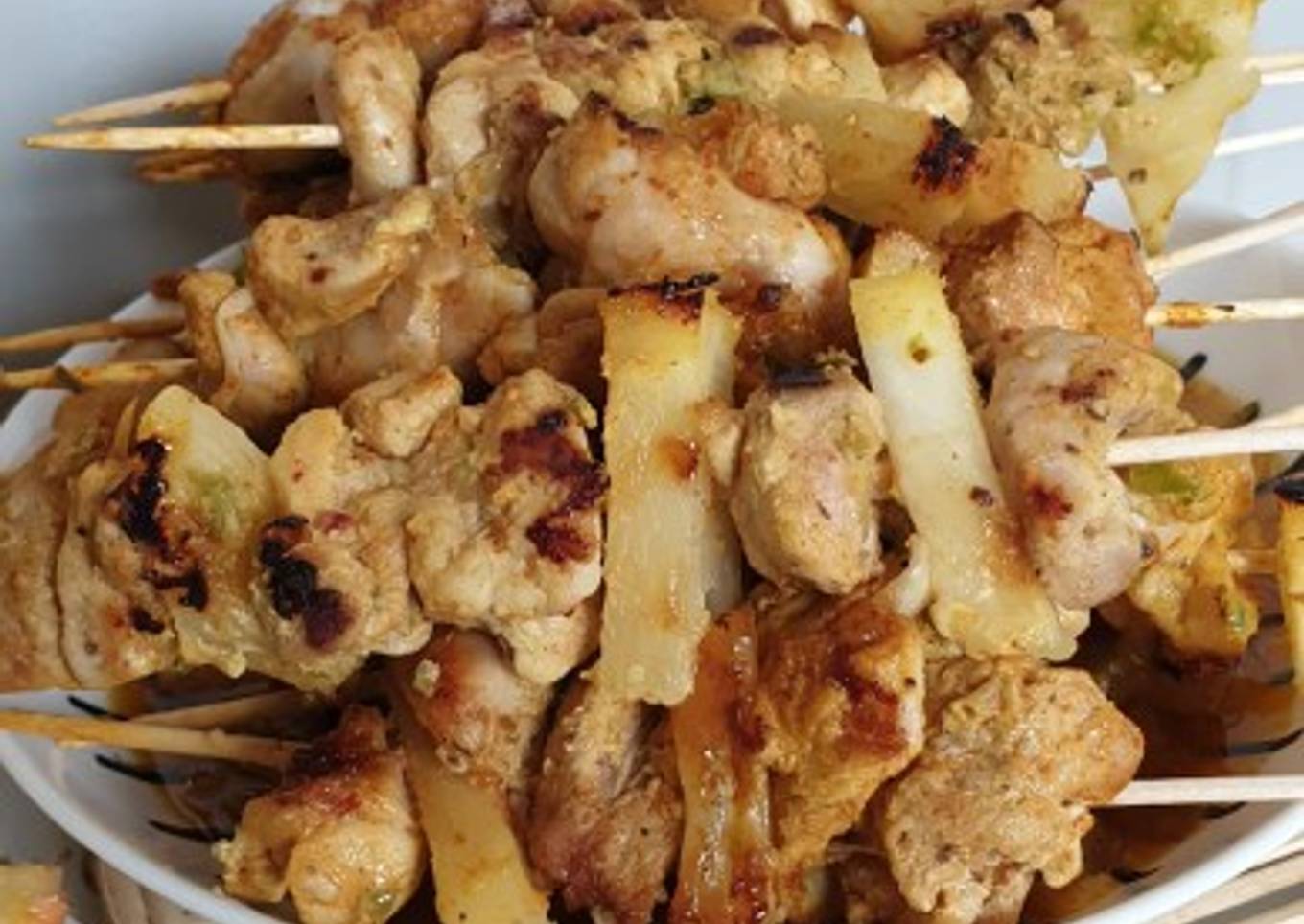 Brochetas de pollo y piña a la mostaza