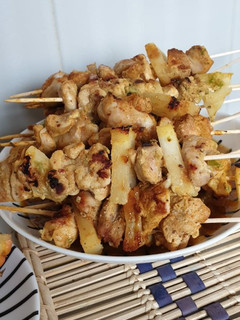 Una foto de Brochetas de pollo y piña a la mostaza