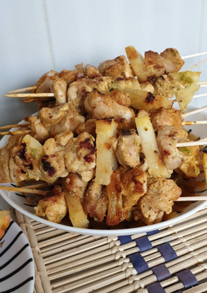 Una foto de Brochetas de pollo y piña a la mostaza
