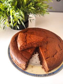 Una foto de Pastel de chocolate, vainilla y azúcar de coco