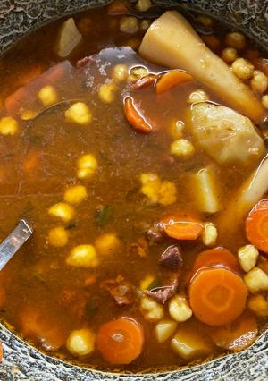 Tavaszi bográcsban készült medvehagymás gulyásleves recept fotója