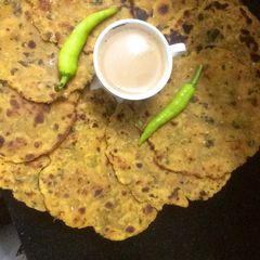 Methi besan ke parathe methi na thepla A picture of Methi besan ke parathe methi na thepla.