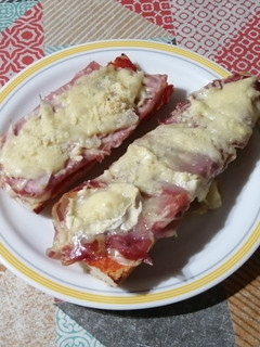 Una foto de 🍕Paninis de jamón york o serrano
