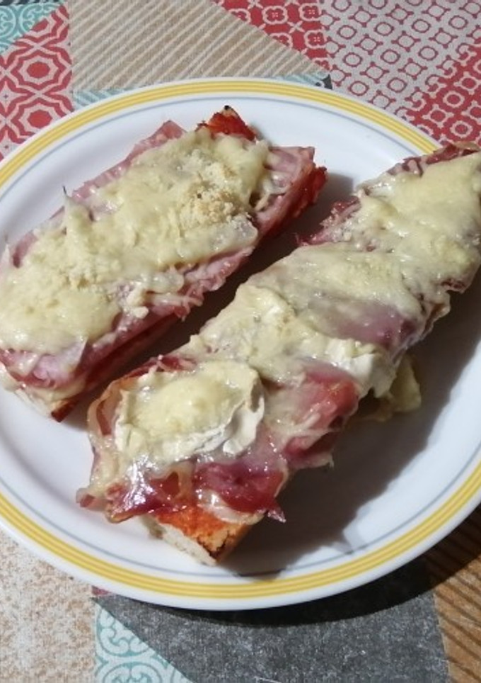 Una foto de 🍕Paninis de jamón york o serrano