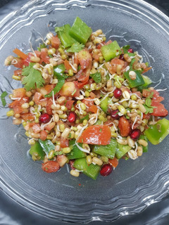 સ્પ્રાઉટ સલાડ (Sprout Salad Recipe In Gujarati) રેસીપી મુખ્ય ફોટો
