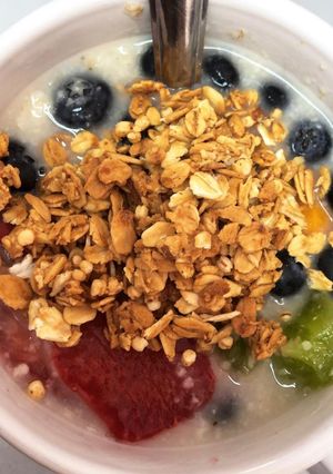 Una foto de Desayuno: Avena con frutas 🍓🫐