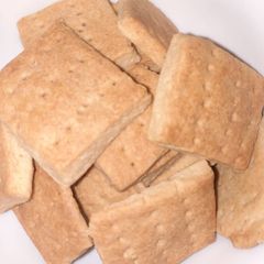 A picture of Cream crackers biscuit.