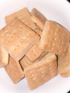 A picture of Cream crackers biscuit.