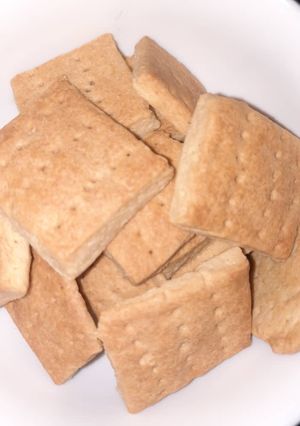 A picture of Cream crackers biscuit.