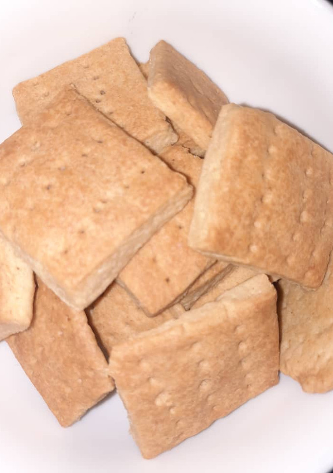 A picture of Cream crackers biscuit.